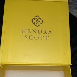 Kendra Scott necklace